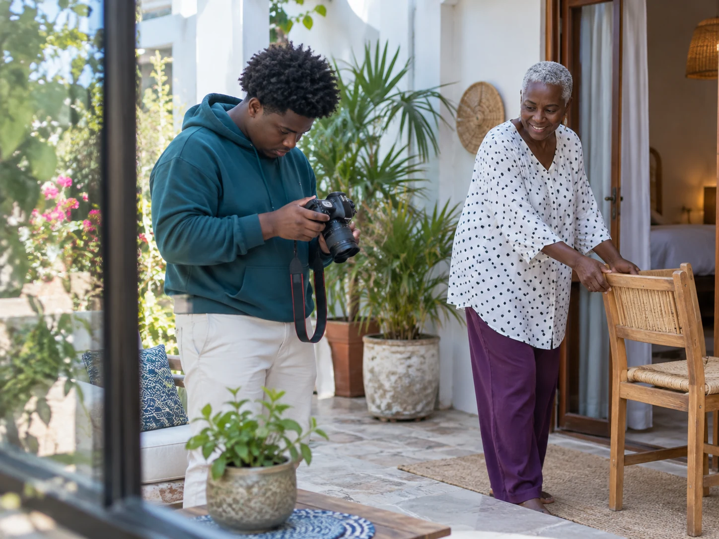 Photographe et propriétaire préparant des vues d'une maison d'hôtes à Saly.