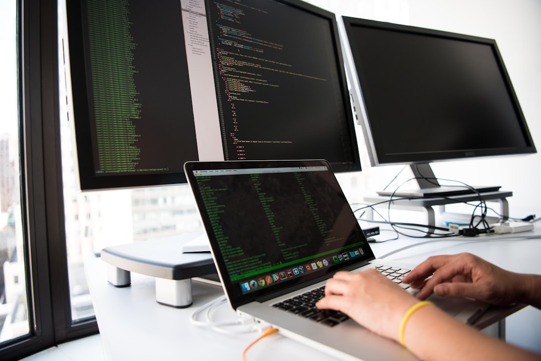 Développeur web travaillant sur des technologies modernes